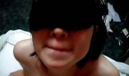 Panas dan terganggu rambut vidio orno coklat membanting doggy di tempat tidurnya
