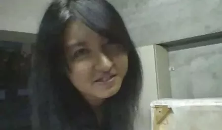 Aku nyaris tak bisa menjejalkan pantatku ke PVC xxx vidio sek ini celana dalam